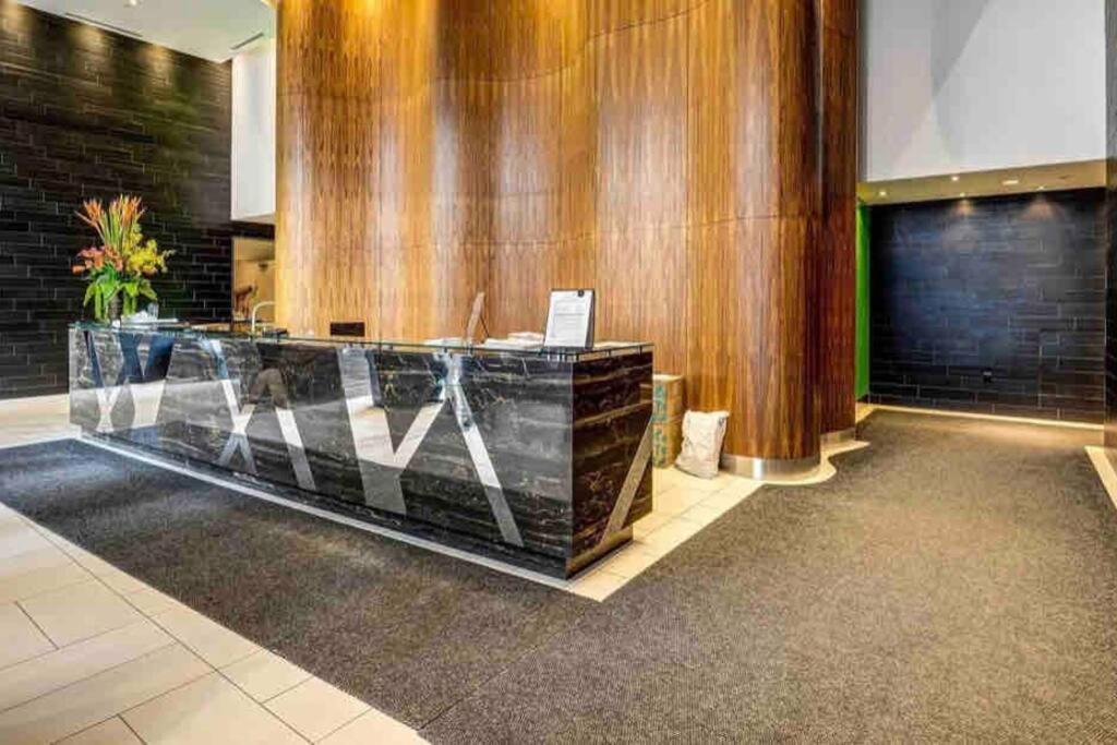 Upscale Downtown Toronto Condos By Cn Tower Exterior foto