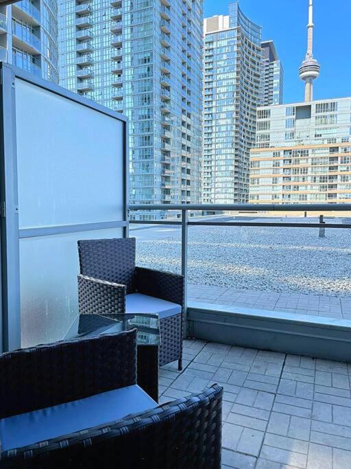 Upscale Downtown Toronto Condos By Cn Tower Exterior foto